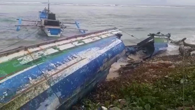 Diterjang Gelombang Tinggi, Puluhan Perahu Nelayan di Sukabumi Rusak Parah