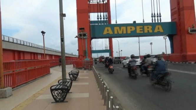 Warga Gagalkan Wanita Muda Ingin Bunuh Diri Loncat dari Jembatan Ampera