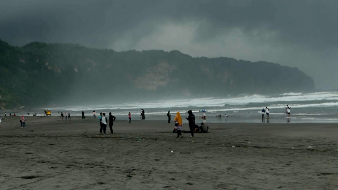 Meski Ditutup, Pantai Parangtritis Mulai Banyak Dikunjungi