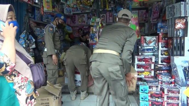 Satpol PP Tutup Toko Mainan di Pasar Gembrong yang Diam-diam Buka