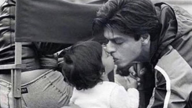 Foto Suhana Khan Saat Masih Balita Dicium Shah Rukh Kahn Viral di Media Sosial (Foto Instagram)