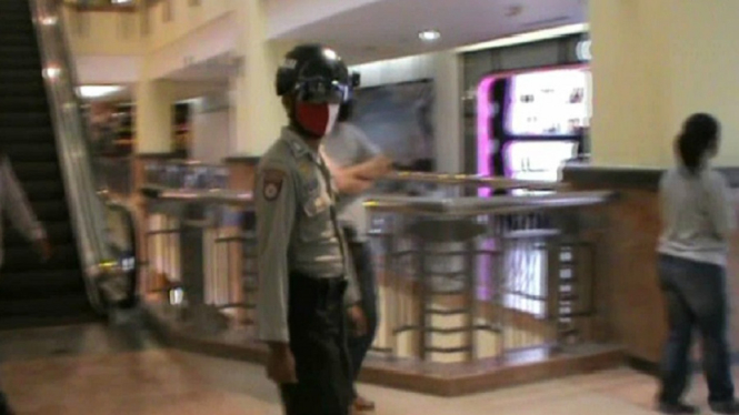Gunakan Helm Modifikasi Canggih, Polisi Sweeping Suhu Pengunjung Mal