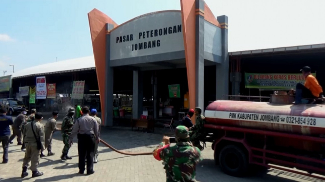 Penyemprotan Desinfektan di Pasar, Jombang