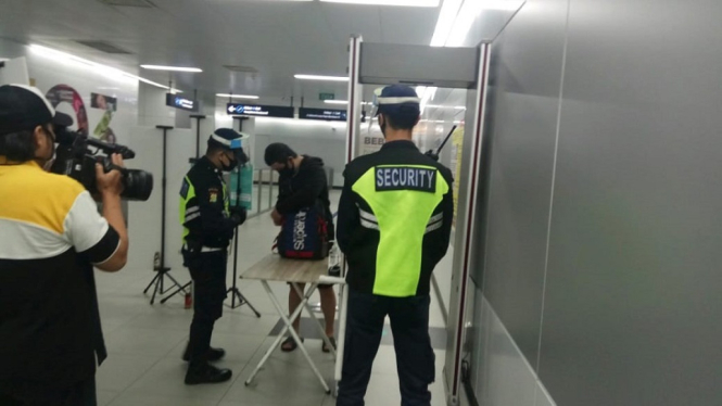Penumpang di cek suhu tubuh oleh petugas MRT (foto Sudarmanto)