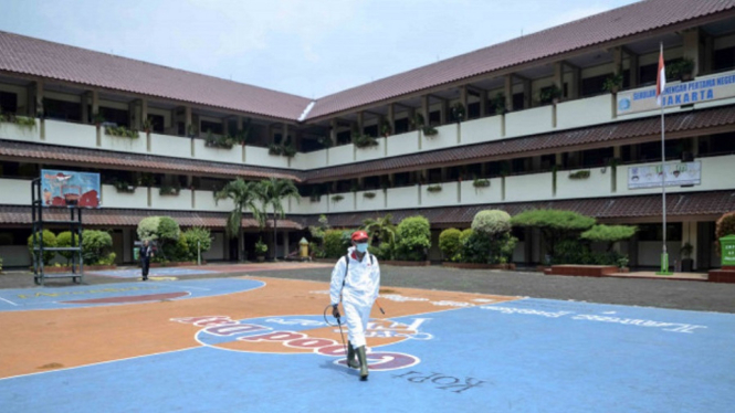 sebuah sekolah di jakarta yang disemprot disinfektan vivanews