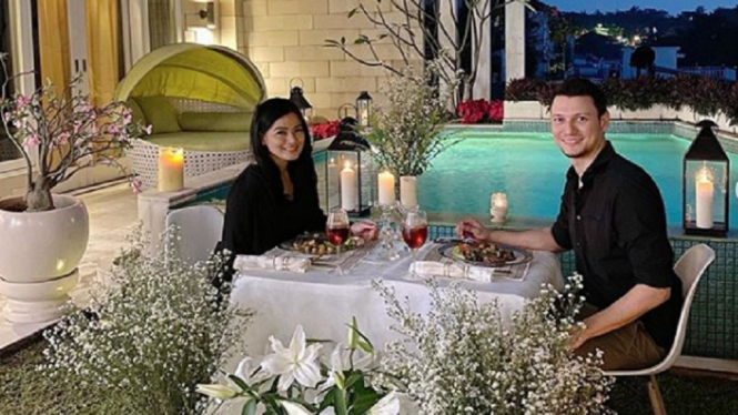 Titi Kamal dan Christian Sugiono Dinner di Halaman Rumah, Netizen: Rumahnya Kayak Hotel (Foto: Instagram/@titi_kamall)