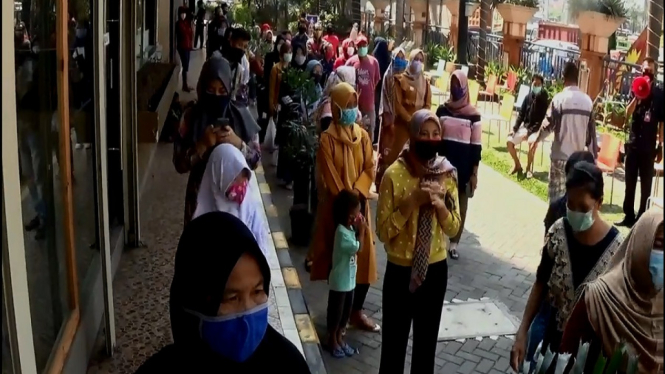 SENTRA DAGANG DISERBU PENGUNJUNG.BEKASI