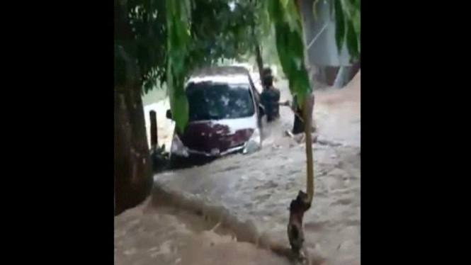 evakuasi penumpang minibus terjebak banjir
