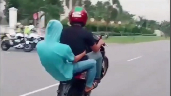 Aksi Freestyle di Depan Polisi yang Viral di Media Sosial Berbuntut Penangkapan (Foto Tangkap Layar Video Instagram)