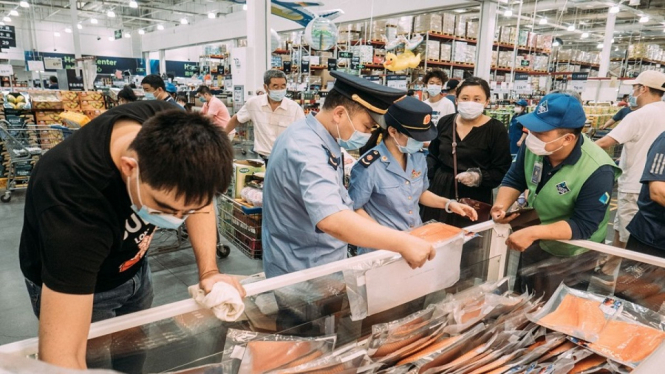 Misteri Ikan Salmon Sebagai Biang Penyebaran COVID-19 di Pasar Xifandi, Beijing (Foto Reuters)