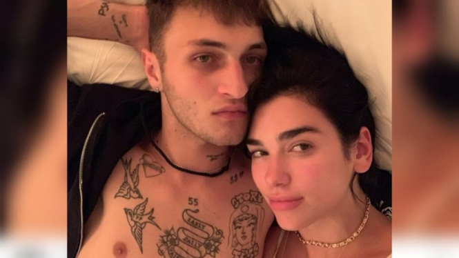 Rayakan Setahun Jadian, Dua Lipa Pamer Foto di Ranjang bareng Anwar Hadid (Foto: Instagram/@dualipa)