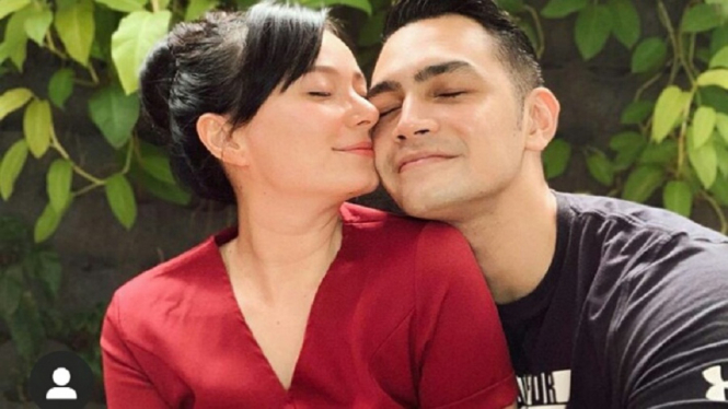 Asmirandah memperlihatkan hasil uji tes kehamilan yang menandakan dirinya positif hamil.  (Asmirandah dan Jonas Rivanno/ Foto: Instagram@asmirandah89)