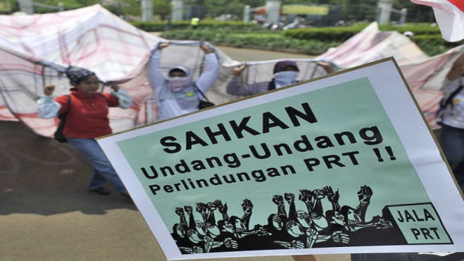 Sejumlah aktivis dari Jaringan Nasional Advokasi Pekerja Rumah Tangga (Jala PRT) melakukan aksi memperingati hari Pekerja Rumah Tangga Indonesia di depan Istana
