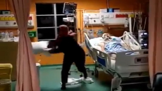 Merinding, Seorang Wanita Kesurupan Saat Menunggu Kerabatnya di Rumah Sakit (Foto Tangkap Layar Video Instagram)