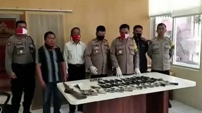 Warga Mesuji, Lampung, Serahkan 35 Senjata Api Rakitan ke Polisi