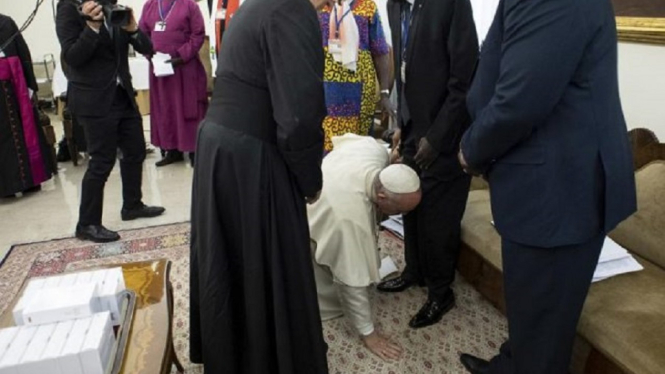 Paus Fransiskus Mencium Kaki Salva Kiir dan Riek Machar di Vatikan