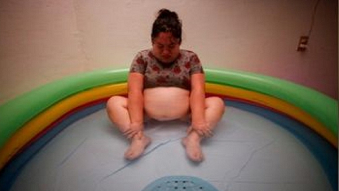 Unik, Takut Terinfeksi Virus Corona, Ibu Muda Ini Pilih Melahirkan di Rumahnya (Foto Tangkap Layar Reuters.com)