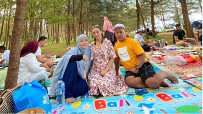 Zaskia Gotik bersama keluarga besar Sirajuddin Mahmud. Foto Instagram @zaskia_gotix