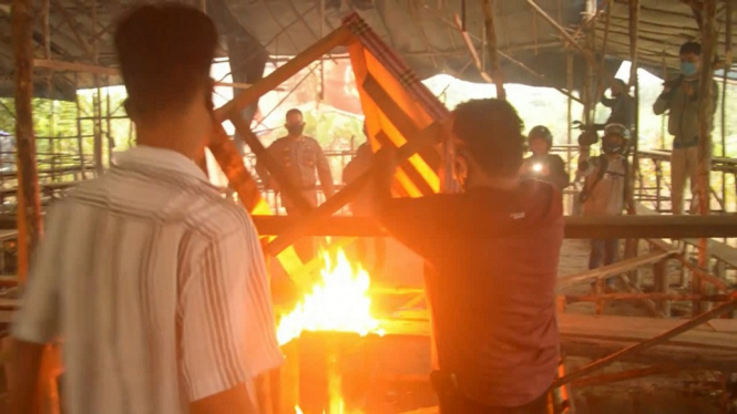 AKSI BAKAR BANGUNAN JUDI AYAM