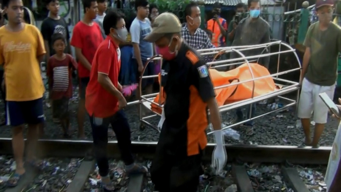 BOCAH TUNA RUNGU DISAMBAR KERETA