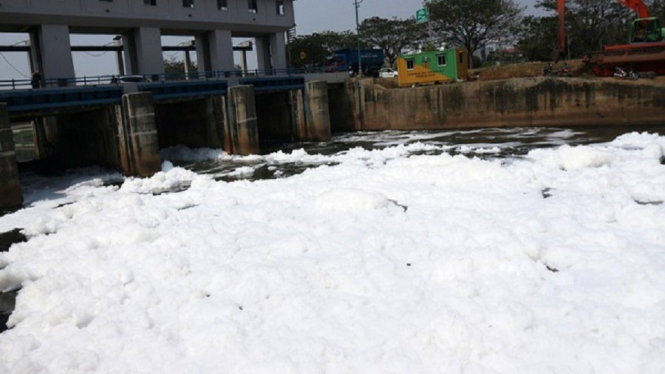 Geger Penampakan Salju di Sungai Banjir Kanal Timur, Begini Bentuknya (Foto istimewa)
