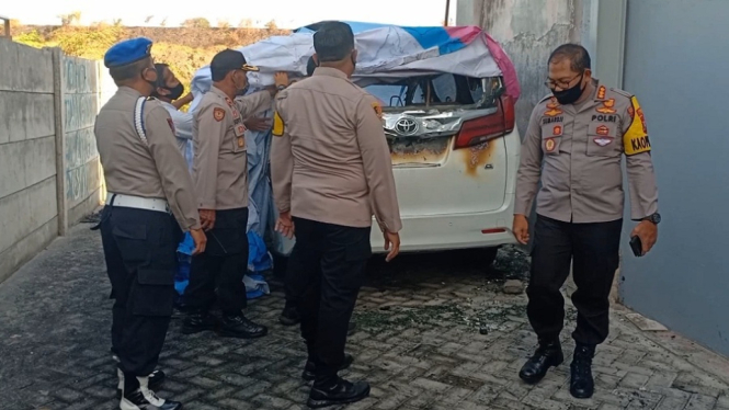 Kapolresta Sidoarjo, Jawa Timur, Kombes pol Sumardji mendatangi lokasi mobil Via Vallen yang dibakar. ANTV Khumaidi
