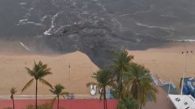 Pantai Acapulco Menghitam Digelontori Limbah