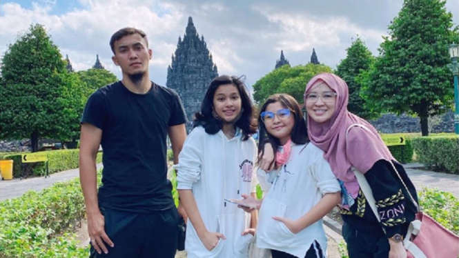 Liburan di Fase New Normal, Okie Agustina Pilih Kunjungi Candi Prambanan (Foto: Instagram/@okieagustina_)