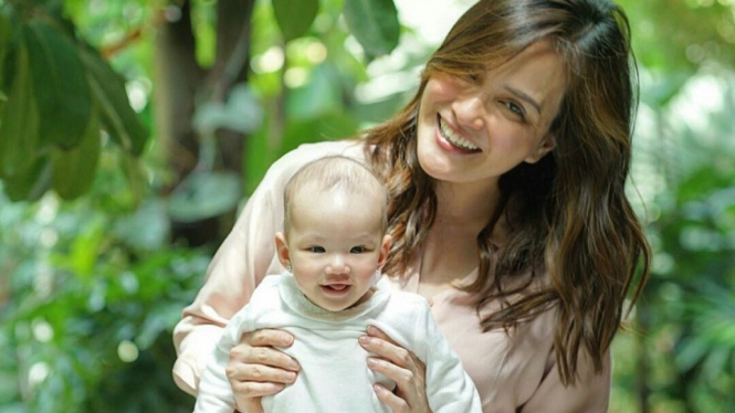 Shandy Aulia bersama putrinya bernama Claire Herbowo (foto instagram Shandy Aulia)