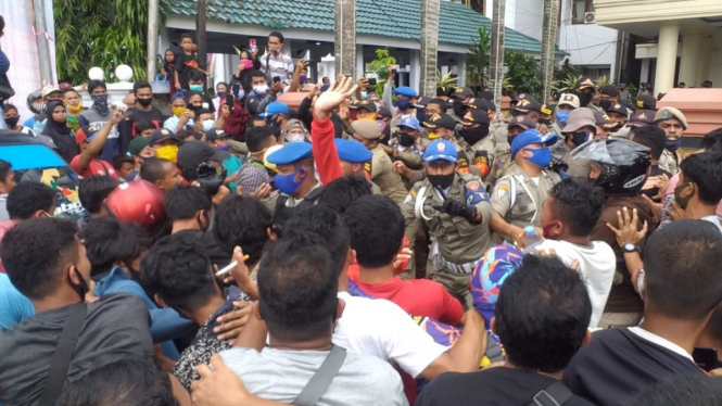 Unjuk Rasa Mahasiswa dan PKL Protes PSBB di Ambon Ricuh