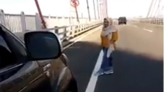 Waduh, Tak Ada Kapoknya, Ada Lagi Wanita yang Bikin TikTok di Jembatan Suramadu (Foto Tangkap Layar Video Instagram)