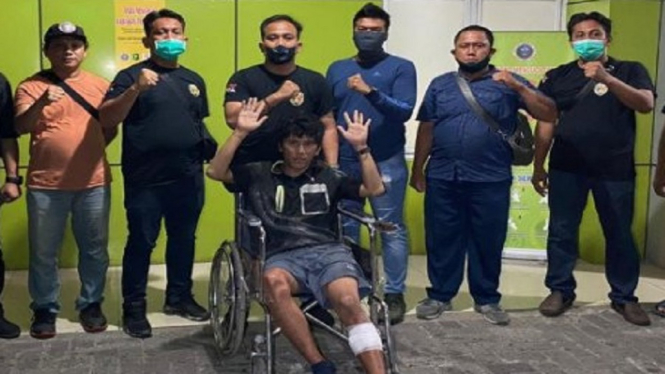 Begini Gaya Penjambret Wartawan di Medan Saat Foto Bersama Polisi (Foto Dok. Polsek Medan Kota)