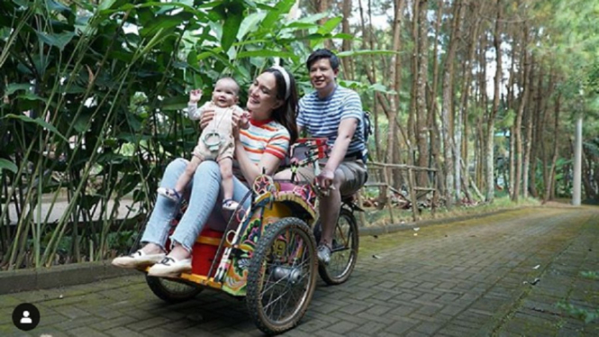 Shandy Aulia bersama anak dan suaminya. Foto Instagram @shandyaulia