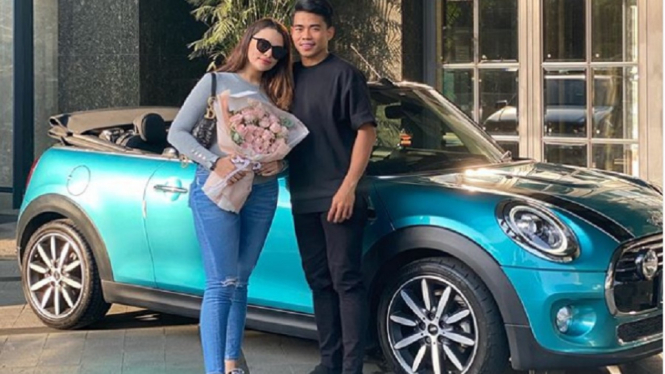 Baru Jadian 6 Bulan, Bek Bhayangkara FC Belikan Pacar Mobil Mewah Seharga Rp1 Miliar (Foto: Instagram/@nurhidayatnh32)