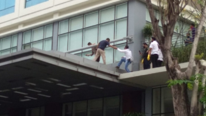 evakuasi korban diduga lompat dari hotel