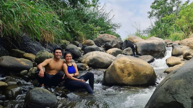 Dian Sastrowardoyo dan Suami Berendam di Sungai Disebut Mirip Tarzan &amp; Jane (Foto: Instagram/@therealdisastr)