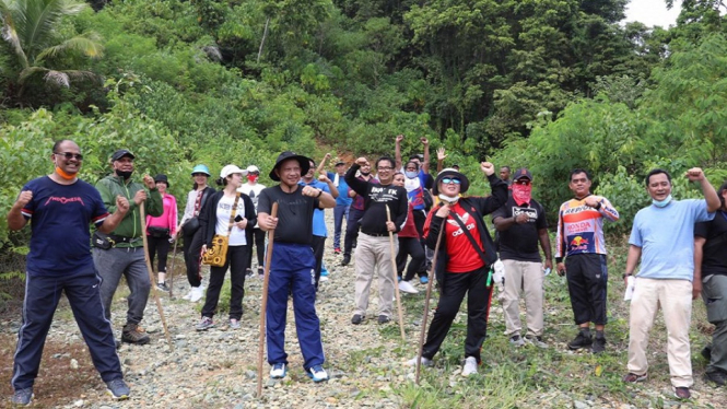 Mendagri Naik Gunung Kayu Batu Jayapura Bersama Para Dirjen dan Kapolda Papua (Foto Puspen Kemendagri)
