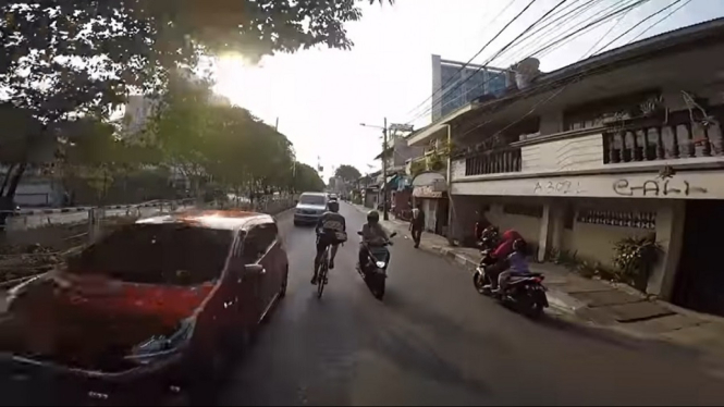 Video Viral, Aksi Nekat Pesepada Lawan Arah, Netizen: Gila!! Setor Nyawa itu (Foto Tangkap Layar Youtube)