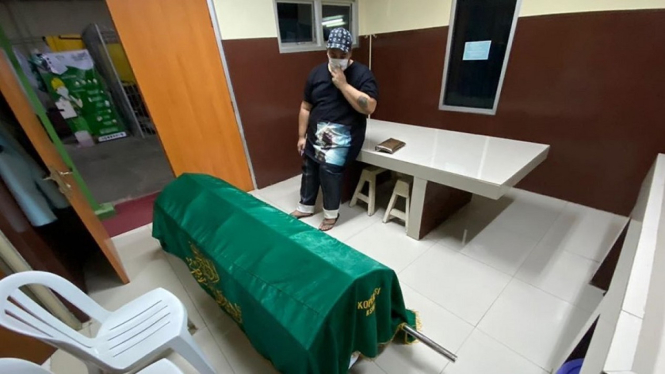 Ivan Gunawan Unggah Foto Bersama Jenazah Sang Ayah di Rumah Sakit (Foto Instagram)