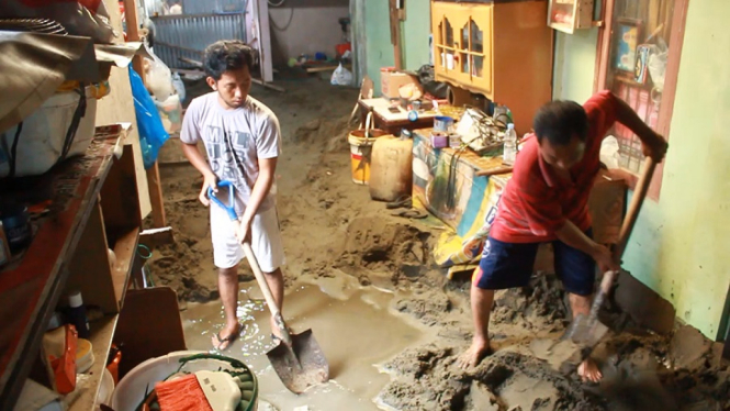 Warga di Aceh Besar Kesulitan Bersihkan Endapan Material Setinggi 1 Meter.
