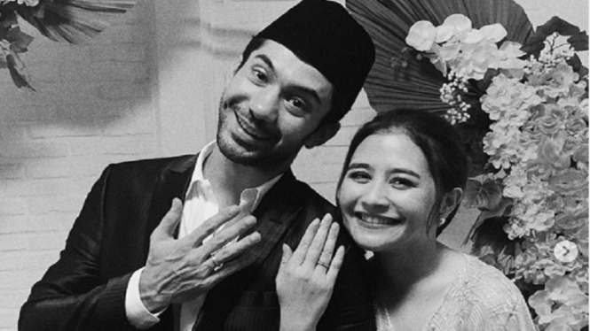 Prilly Latuconsina dan Reza Rahardian Pamer Foto Tunangan, Netizen: Beneran Atau Cuma Film? (Foto: Instagram/@prillylatuconsina96)