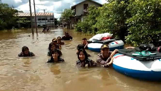 Viral, Sejumlah Polwan Berenang Terobos Banjir 2 Meter Bagikan Bantuan ke Warga