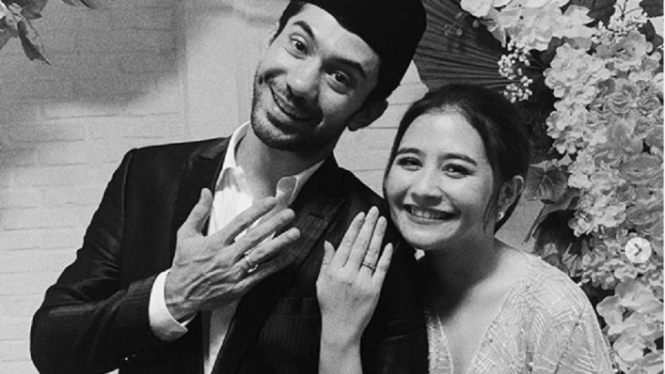 Reza Rahadian dan Prilly Latuconsina pamer cincin. (foto Instagram @prillylatuconsina96)