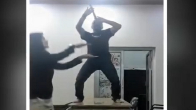 Terciduk Main Tiktok di Ruang Kerja, Kepala Dinas di Bondowoso Dicopot Jabatannya (Foto Tangkap Layar Video Tiktok)