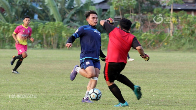 Pemain muda Arema FC Vikrian Akbar Terus Jaga Kondisi Tak Ada Persiapan Khusus