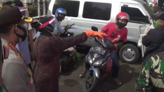 Risma Pimpin Rapid Test Massal di Pasar Keputran, Surabaya