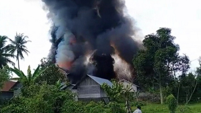 Gudang BBM Terbakar, 6 Rumah dan 3 Kendaraan Bermotor Ludes Dilalap Api
