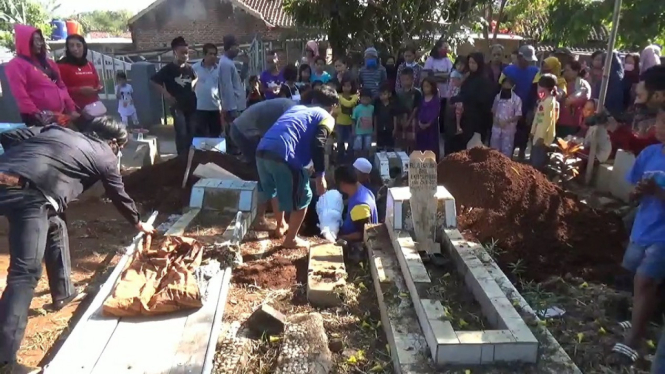 Isak Tangis Iringi Pemakaman Aulia yang Ditemukan Tewas di Dalam Tangki Air