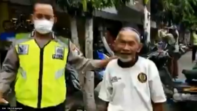 Video Kocak Seorang Kakek yang Dihukum Karena Tak Memakai Masker Menyanyi Lagu dan Menyebutkan Teks Pancasila (Foto Tangkap Layar Video Twitter)