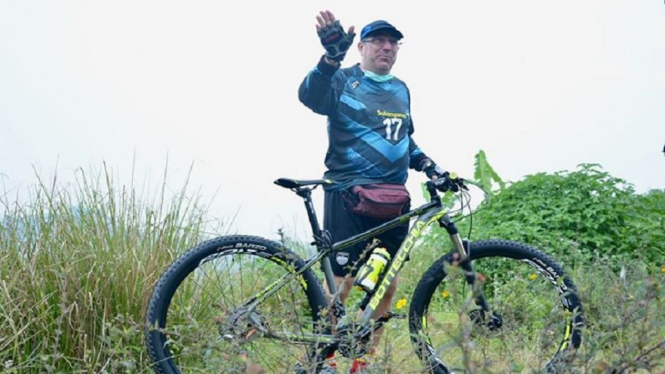 Tak Diizinkan Masuk ke Tebing Keraton Saat Gowes, Pelatih Persib Bandung Minta Bantuan Ridwan Kamil (Foto: Instagram/@robertrenealberts)